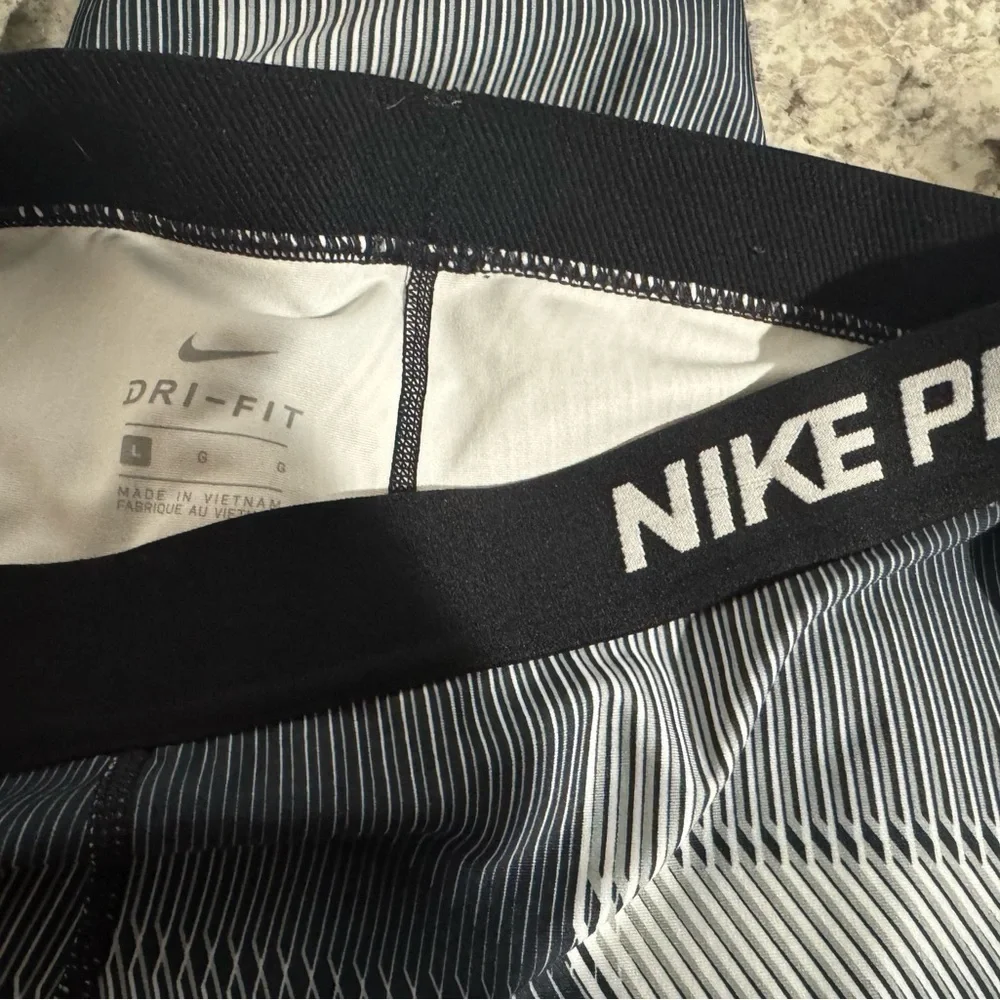 Nike Pro Cool Pyramid Black White Capri Tights Active Women's Size Large